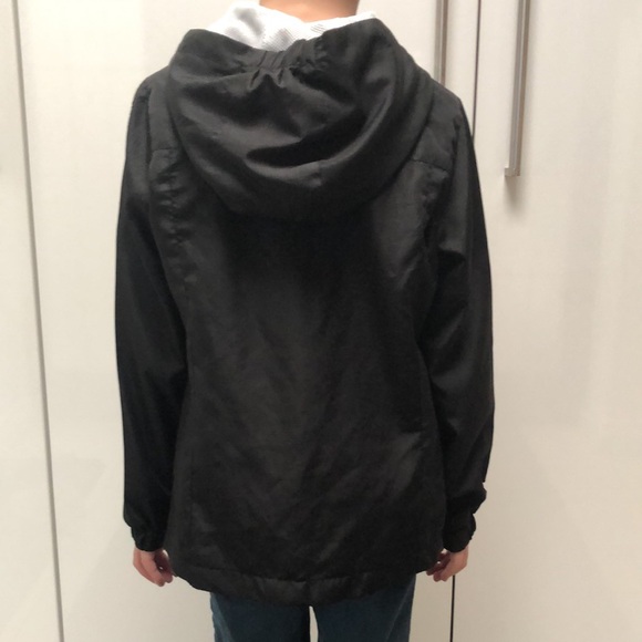 Nice light windbreaker jacket for the spring. - Picture 3 of 4